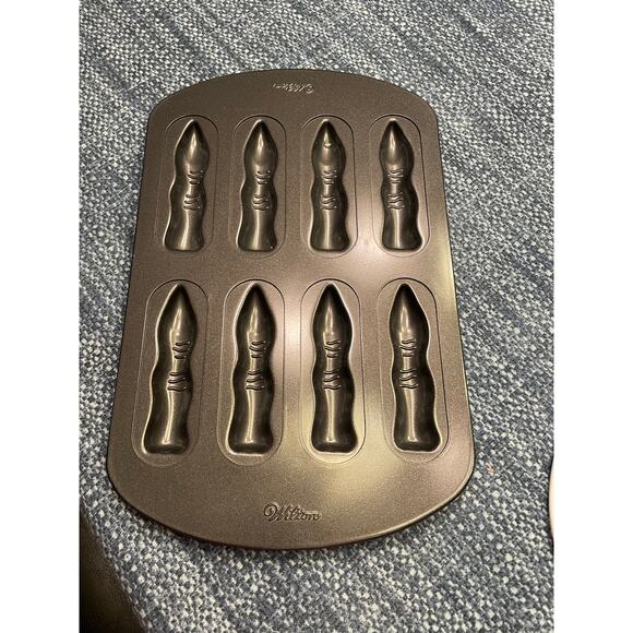 Wilton Wotch Fingers cookie cake candy mold 8 cavity non stick - Picture 1 of 1